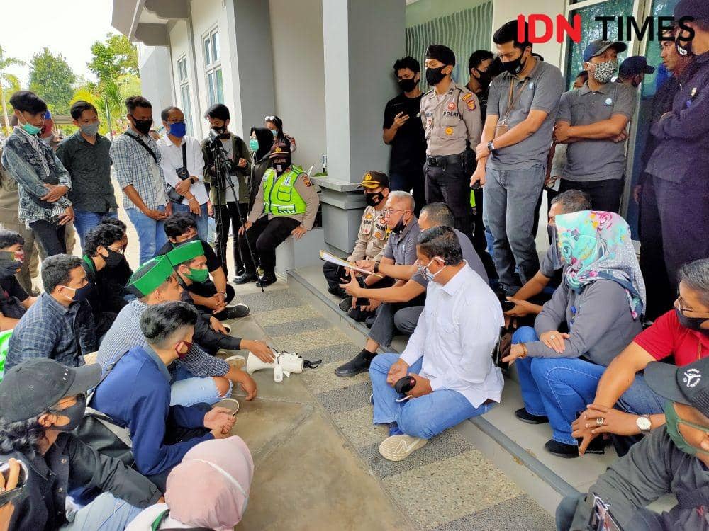 Mahasiswa demo di Kantor PDAM Kota Balikpapan, Kalimantan Timur, Rabu (15/7/2020). IDN Times/Hilmansyah