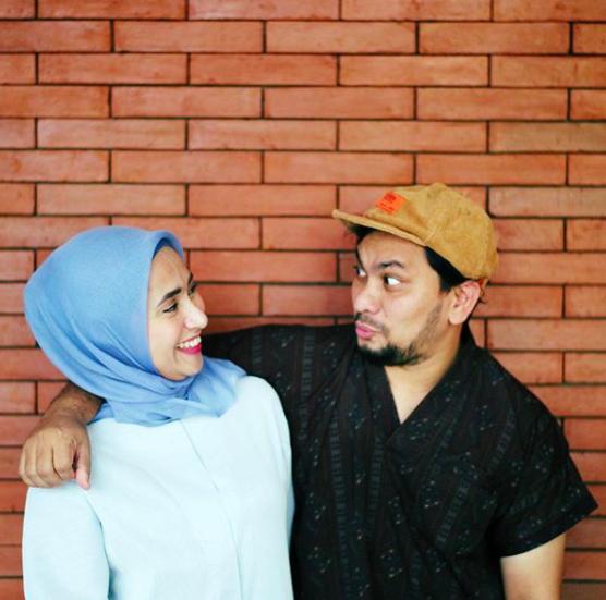 Jarang Pamer Kemesraan, 10 Potret Romantis Tompi dan Istri Tercinta