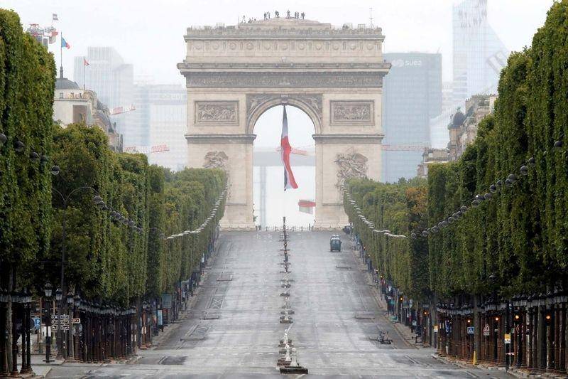 (Champs Elysees avenue di Prancis yang kosong selama pandemik COVID-19) ANTARA FOTO/Christophe Ena/Pool via REUTERS
