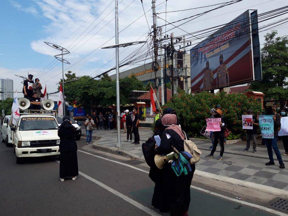 Aksi Aliansi Kota Santri Lawan Kekerasan Seksual di Depan Mapolda Jatim, Rabu (15/7/2020). Dok.IDN Times/Istimewa
