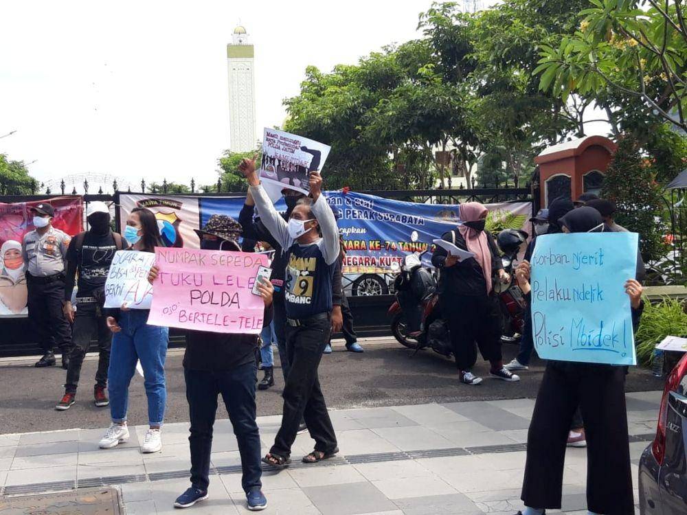 Aksi Aliansi Kota Santri Lawan Kekerasan Seksual di Depan Mapolda Jatim, Rabu (15/7/2020). Dok.IDN Times/Istimewa