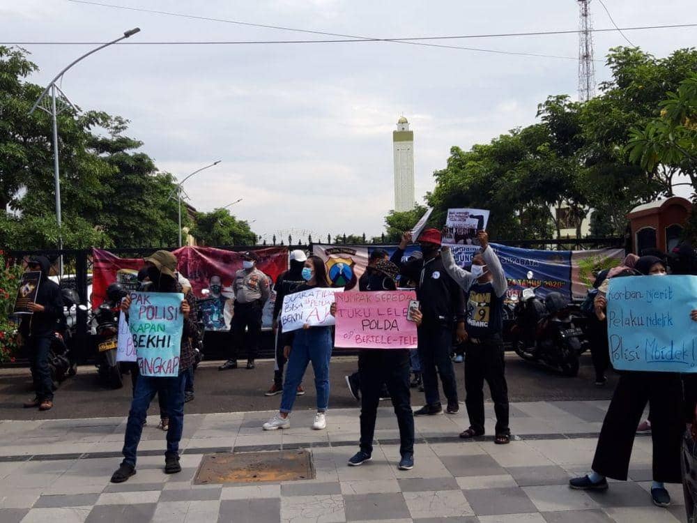 Aksi Aliansi Kota Santri Lawan Kekerasan Seksual di Depan Mapolda Jatim, Rabu (15/7/2020). Dok.IDN Times/Istimewa