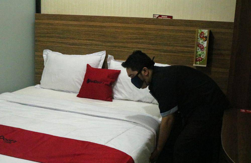 Petugas tengah membersihkan salah satu kamar di hotel milik SMKN 4 Malang. IDN Times/ Alfi Ramadana