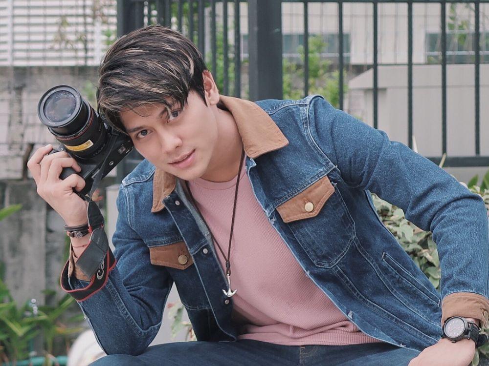 10 Padu Padan Outfit Warna Pink ala Seleb Cowok, Bikin Kamu Menawan