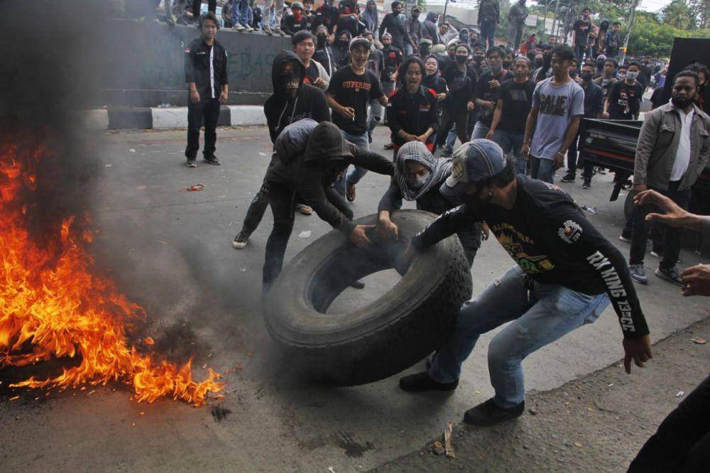 Aksi demonstrasi tolak Omnibus Law Cipta Kerja di depan Kantor DPRD Sulsel di Kota Makassar, Kamis (16/7/2020), Dok. IDN Times/Andri Saputra/bt