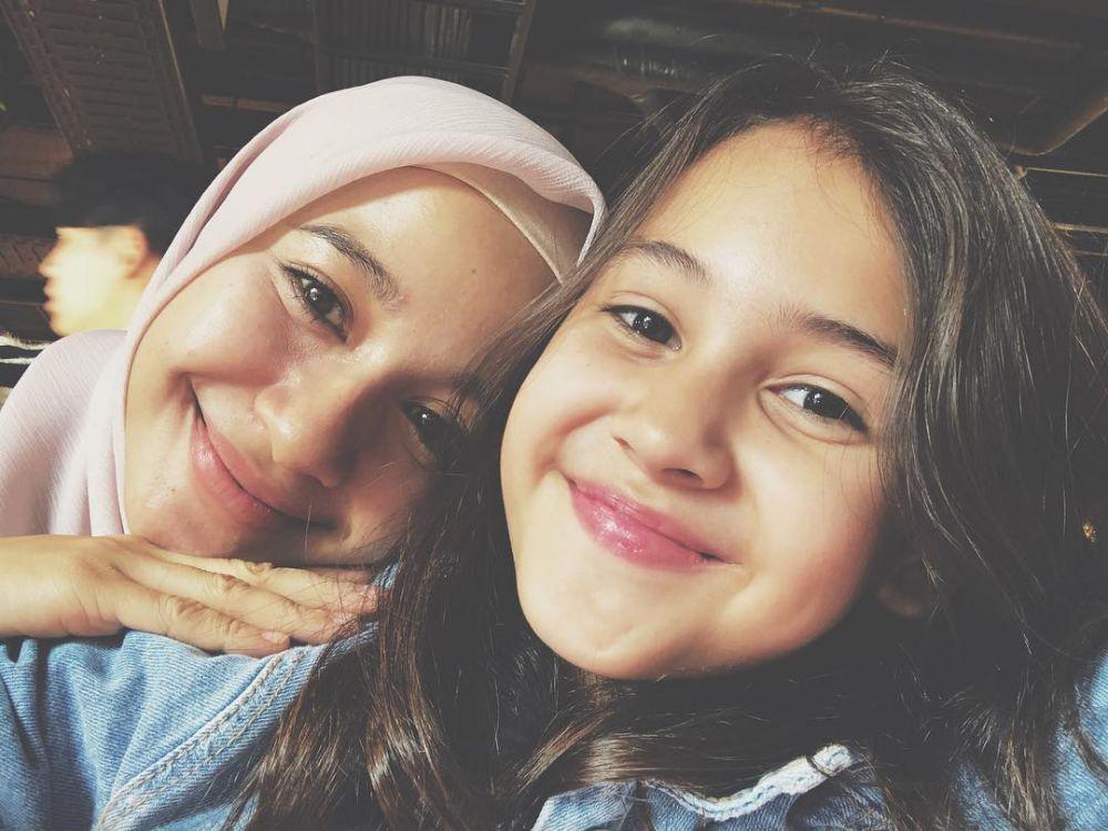 9 Potret Kedekatan Sandrinna Michelle dan Laudya Cynthia Bella, Kompak
