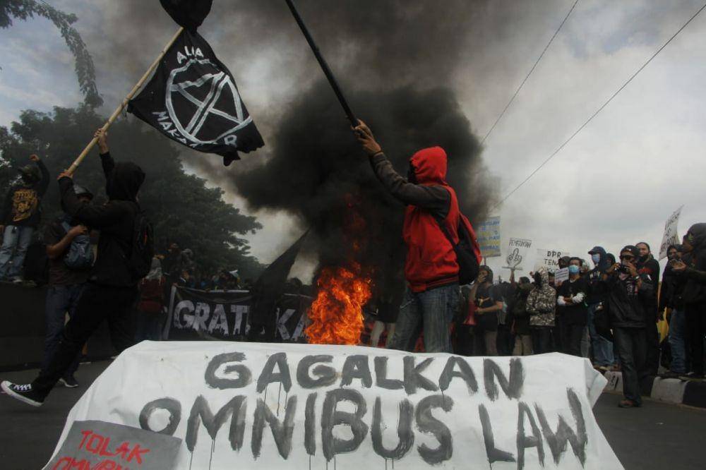 Aksi demonstrasi tolak Omnibus Law Cipta Kerja di depan Kantor DPRD Sulsel di Kota Makassar, Kamis (16/7/2020), Dok. IDN Times/Andri Saputra/bt