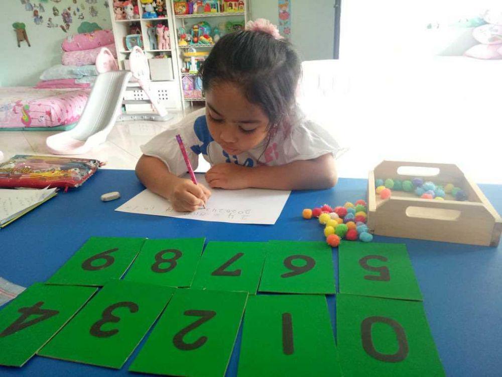 9 Potret Manis Ania, Putri dr Reisa Broto Asmoro yang Semakin Pintar