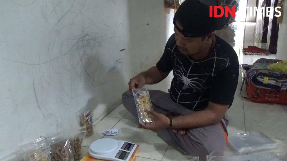 Eko Rumanto mengemas keripik tahu buatannya. IDN Times/Zainul Arifin