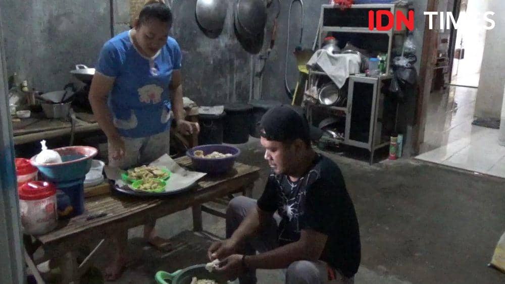 Eko Rumanto bersama istri memproduksi keripik tahu di dapurnya. IDN Times/Zainul Arifin