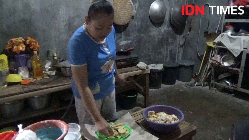 Istri Eko mengolah keripik tahu. IDN Times/Zainul Arifin