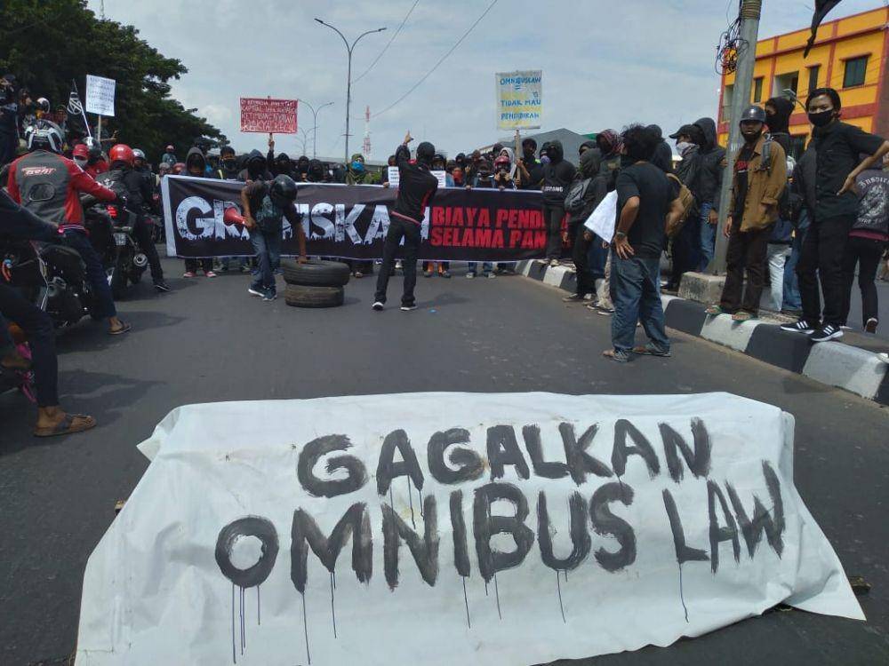Aksi demonstrasi tolak Omnibus Law Cilaka di depan Kantor DPRD Sulsel, Makassar. IDN Times/Istimewa