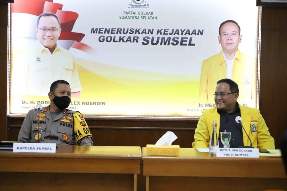 Kapolda Sumsel, Irjen Pol Eko Indra Heri saat bertemu Ketua DPD Golkar, Dodi Reza Alex (IDN Times/Humas Polda Sumsel)
