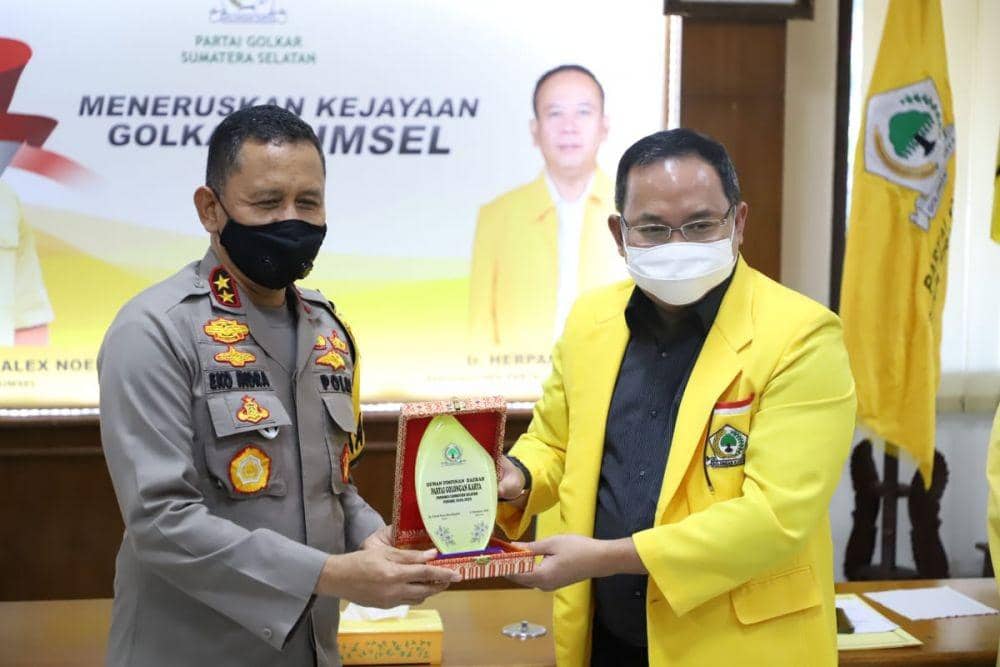 Kapolda Sumsel, Irjen Pol Eko Indra Heri saat bertemu Ketua DPD Golkar, Dodi Reza Alex (IDN Times/Humas Polda Sumsel)