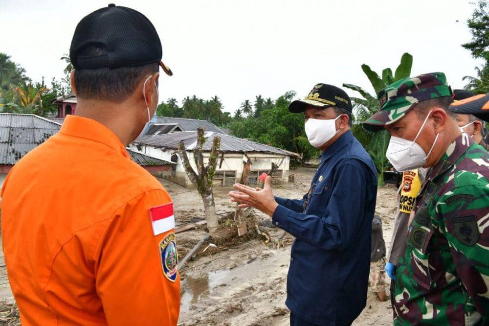 Gubernur Sulsel Nurdin Abdullah mengunjungi lokasi banjir di Masamba Luwu Utara, Kamis (16/7/2020). Humas Pemprov Sulsel