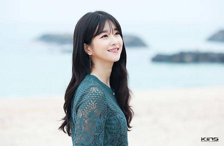 10 Potret Menawan Seo Ye Ji dengan Rambut Berponi, Bikin Pangling!