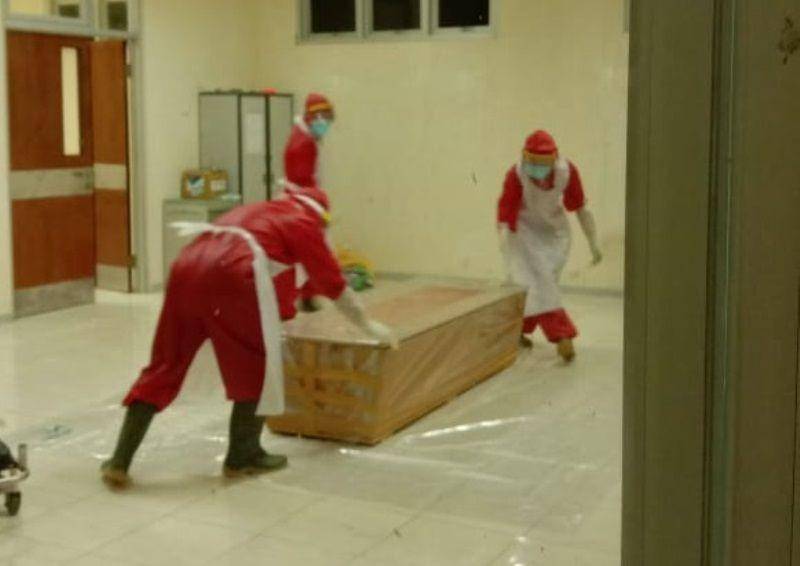 Petugas menyiapkan peti jenazah untuk PDP yang meninggal dunia (Dok, Pemkab PPU)