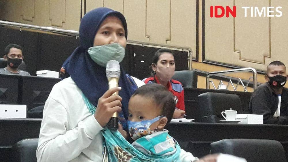 Listy Nur Khafifah saat hearing di gedung DPRD Jombang. IDN Times/Zainul Arifin
