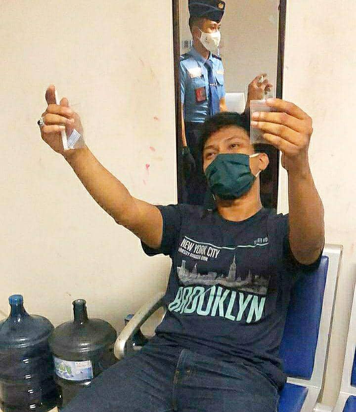 Yuliansyah saat menunjukkan narkoba jenis sabu yang didapati petugas di saku belakangnya (Dok. UPBU APT Pranoto Samarinda/Istimewa)
