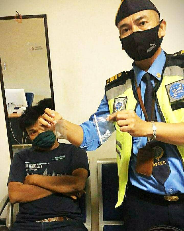 Petugas petugas Aviaton Security (Avsec) Bandara APT Pranoto Samarinda saat menunjukkan barang bukti (Dok. UPBU APT Pranoto Samarinda/Istimewa)
