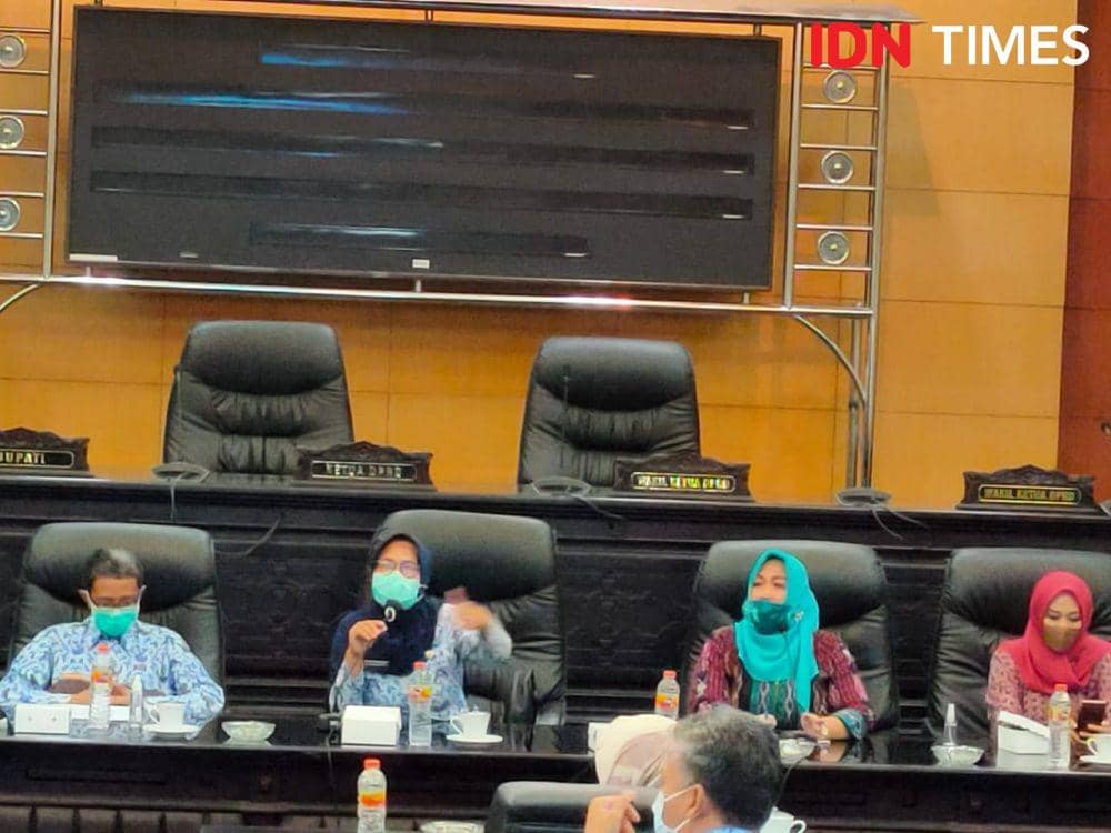 Dinkes Jombang saat menjelaskan COVID-19 dalam hearing di gedung DPRD Jombang. IDN Times/Zainul Arifin