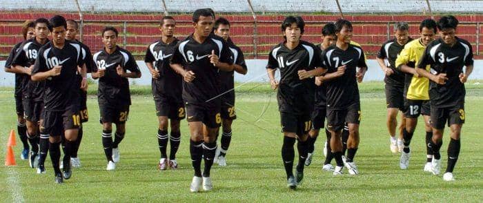 Sejumlah pemain Timnas U-23 melakukan pemanasan di Stadion Andi Mattalatta Makassar jelang hadapi Vietnam (Rabu, 14/3/2007) dalam lanjutan kualifikasi Olimpiade Beijing 2008. (ANTARA FOTO/Yusran Uccang)