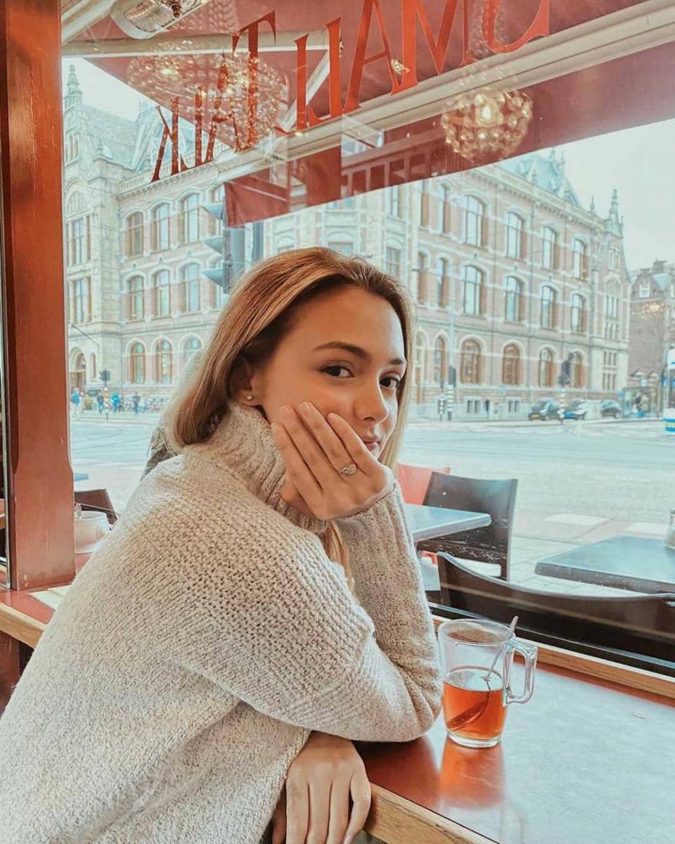 10 Potret Memesona Amanda Rawles dengan Rambut Blonde, Classy Banget!