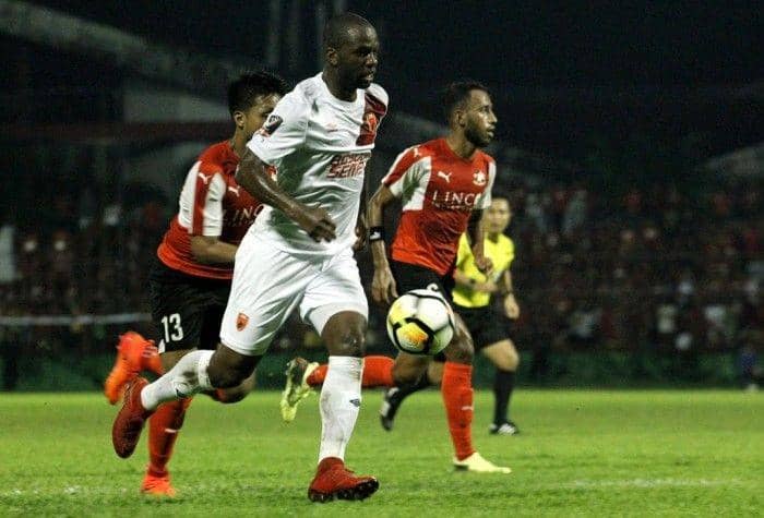 Pesepakbola bola PSM Makassar, Bruce Djite (tengah) berusaha melewati pesepakbola Home United (Singapura), Camara Sirina (kiri) dan Abdil Qaiyyim Bin A. Mutalib (kanan) dalam laga Super Asia Cup 2018 di Stadion Andi Mattalatta Mattoanging, Makassar, Sulawesi Selatan, Jumat (19/1/2018) malam. PSM menang dengan skor 4-0 (2-0). (ANTARA FOTO/Abriawan Abhe)