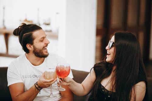 5 Zodiak Cowok yang Suka Beri Kejutan ke Pasangan, Bikin Melting