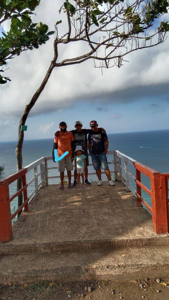 Korban saat berfoto bersama temannya di gardu pandang pantai Kedung Tumpang, IDN Times/ istimewa