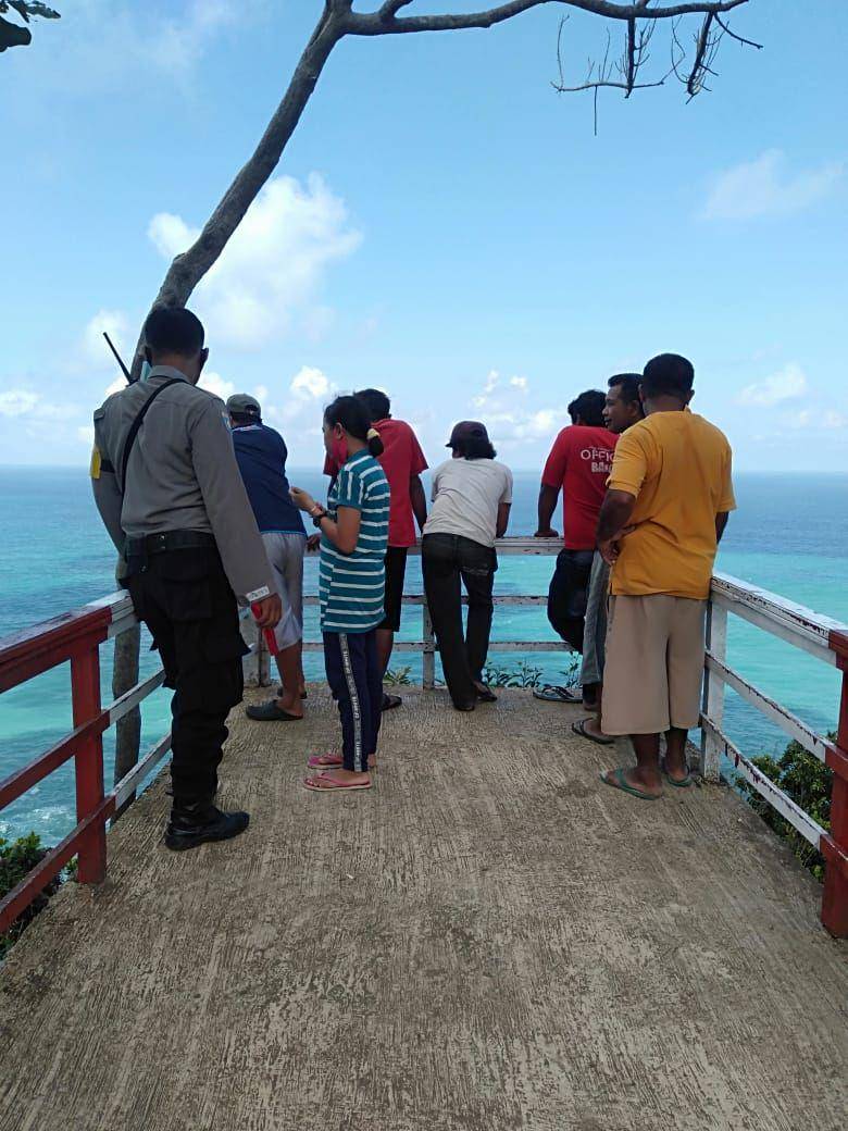 Petugas memantau dari gardu pandang di Pantai Kedung Tumpang, IDN Times/ istimewa