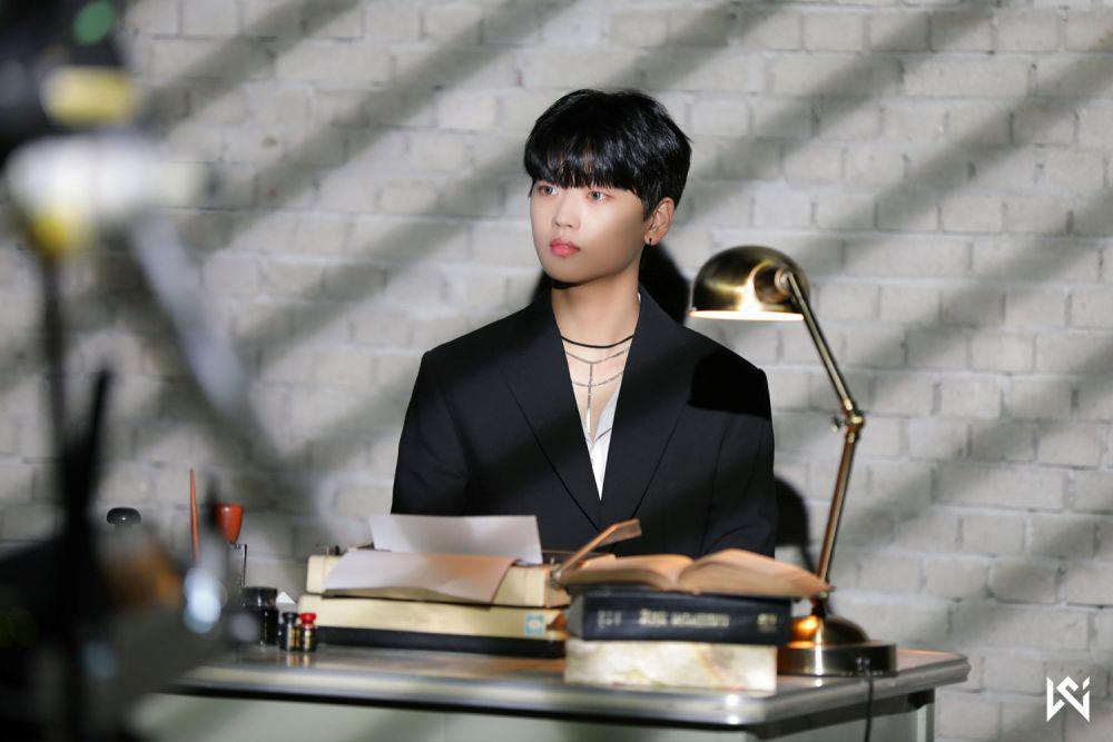 9 Potret Kang Seokhwa Mantan Trainee YG yang Debut di WEi, Menawan!