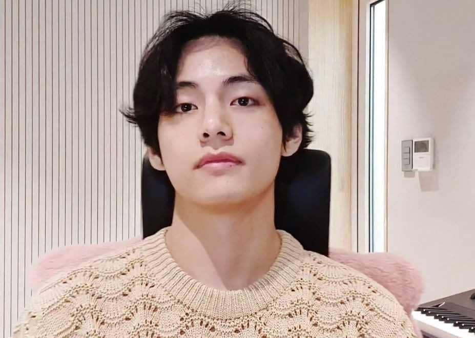 9 Potret V BTS dengan Rambut Belah Samping, Pesonanya Bikin Gemas!
