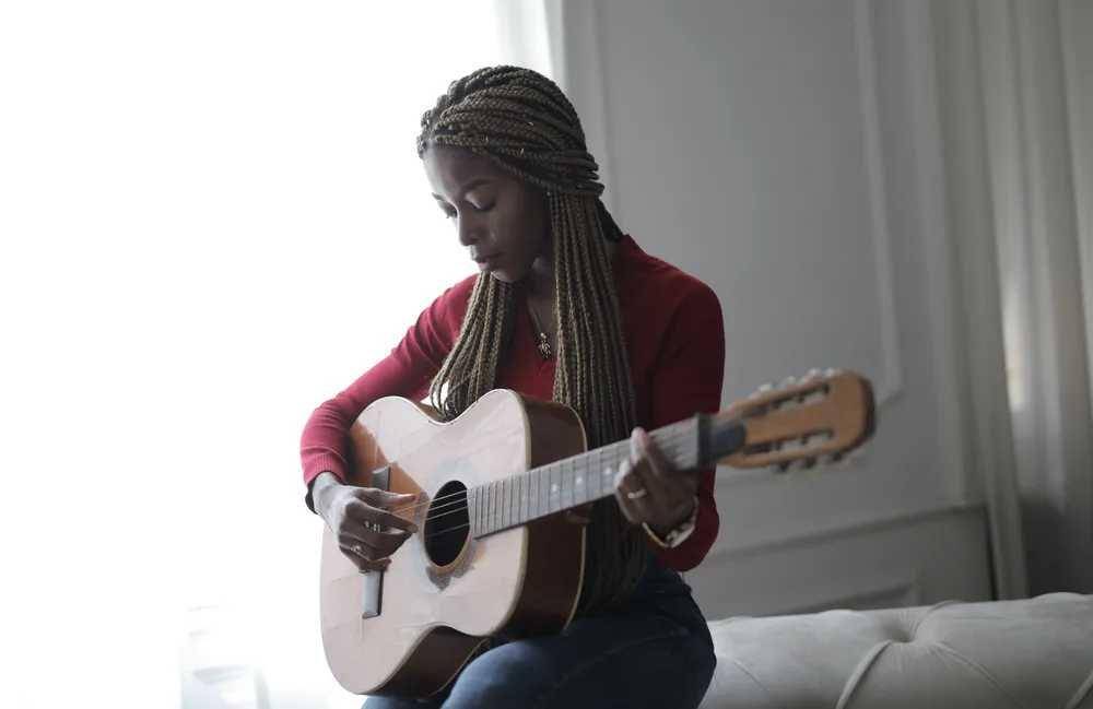 ilustrasi bermain gitar (Pexels.com/Andrea Piacquadio)