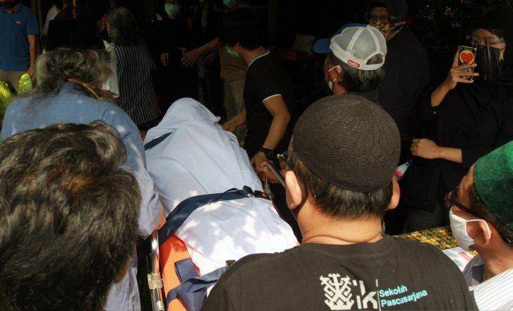 Keluarga dan kerabat menurunkan jenazah almarhum Sapardi Djoko Damono dari mobil jenazah di rumah duka Ciputat, Tangerang Selatan, Banten, Minggu (19/7/2020). (ANTARA FOTO/Muhammad Iqbal)