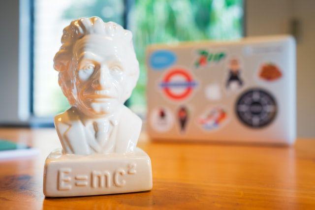 10 Kalimat Bijak Albert Einstein yang Membuat Hidupmu Lebih Baik