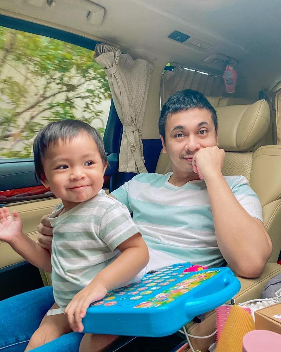 10 Aktor yang Miliki Anak Pertama di Usia 30-an, Akrab Banget!