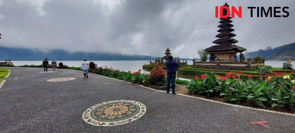 Suasana di DTW Ulun Danu Beratan di hari pertama buka sejak pandemi COVID-19 (IDN Times/Wira Sanjiwani)