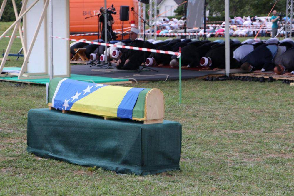 Jenazah korban pembantaian di dekat Kota Prijedor, Bosnia, sedang disholatkan di Desa Kamicani, pada 20 Juli 2020. twitter.com/muslimportcom