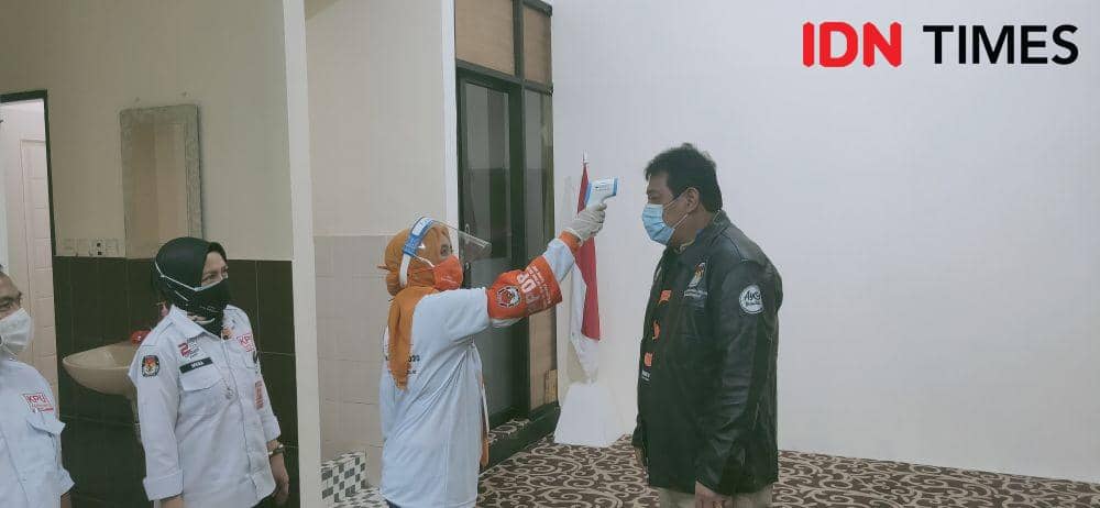 Ketua DPRD Balikpapan Abdulloh saat diperiksa suhu badannya oleh petugas (IDN Times/Haikal)