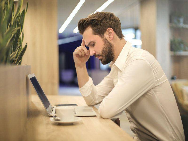 ilustrasi orang pusing laptopnya tidak mengisi (pexels.com/Andrea Piacquadio)