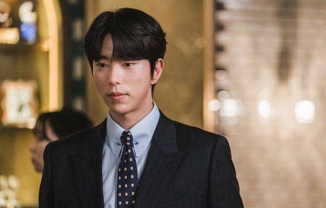 10 Pesona Kece Yoon Hyun Min jadi CEO Muda di KDrama Men are Men