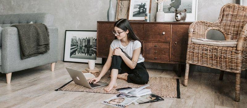 Ilustrasi menggunakan laptop. (pexels.com/Vlada Karpovich)