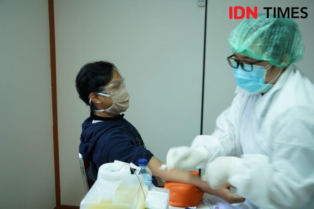 Ilustrasi donor plasma konvalesen (IDN Times/Herka Yanis)