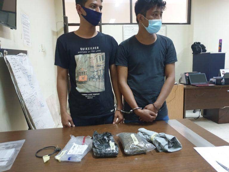 Dua tersangka MFM dan AE beserta barang bukti ganja dan pakaian saat jalani interogasi petugas BNN Kaltim (Dok. BNN Kaltim/Istimewa)