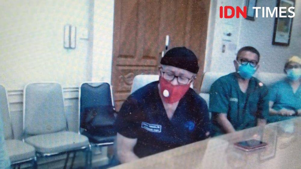 Dokter di Siloam Kebun Jeruk memberikan penjelasan (IDN Times/Dini Suciatiningrum)