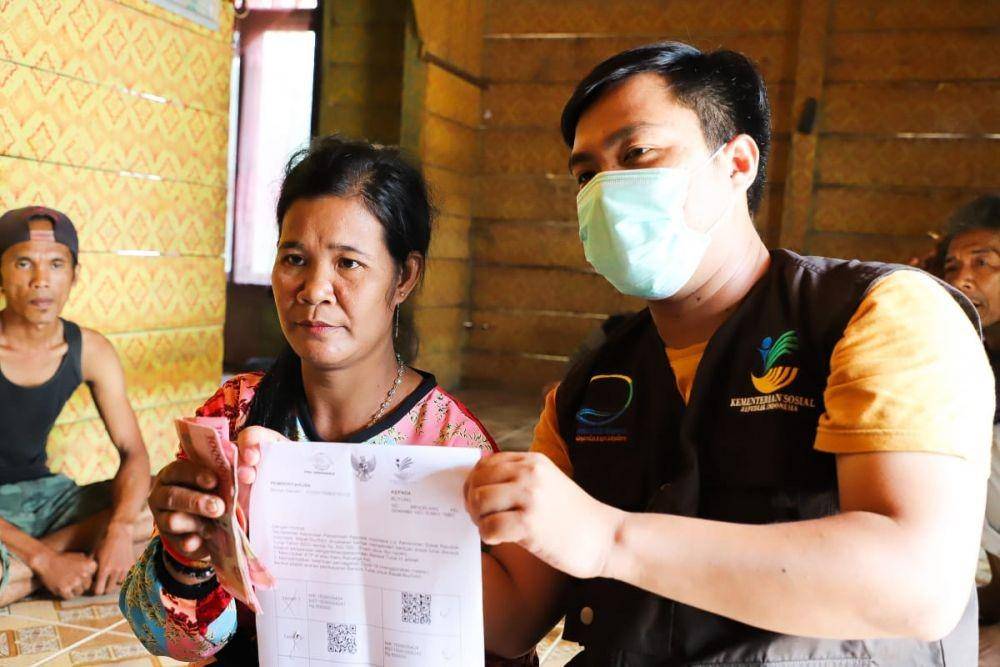 Penyaluran Bantuan Langsung Tunai di suku anak dalam oleh Kemensos (Dok. IDN Times/Kemensos)