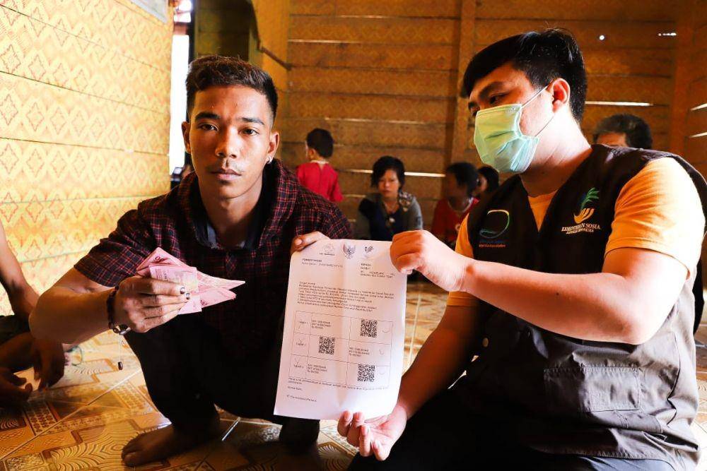 Penyaluran Bantuan Sosial Tunai di suku anak dalam oleh Kemensos (Dok. IDN Times/Kemensos)