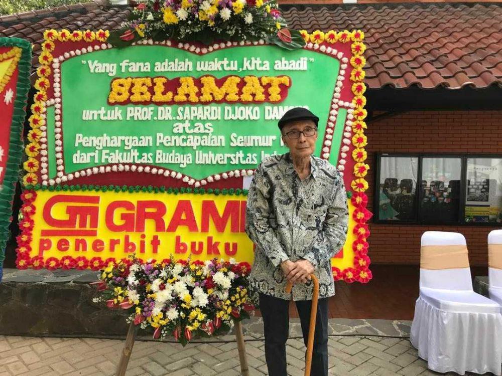 5 Alasan Karya Sapardi Djoko Damono Selalu Mengena di Hati