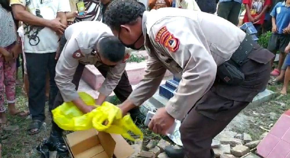 Proses evakuasi temua orok bayi oleh aparat Polsek Barombong, Gowa. IDN Times/Polsek Barombong